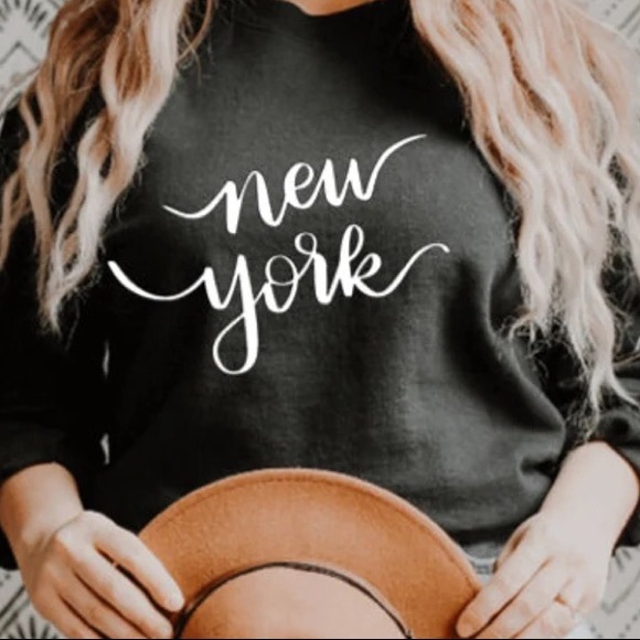 Tops - CUTE 🥰 Women's crewneck
